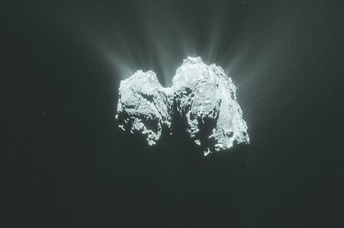 “罗塞塔”探测器于5 月3 日在距离彗星135 公里的轨道上拍摄的画面